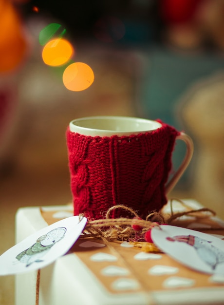 Foto gratuita la taza puesta en cubierta roja se coloca en la caja