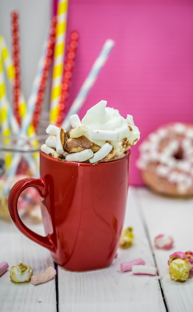 Foto gratuita taza roja de cacao