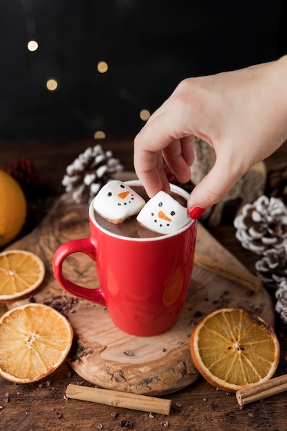 Taza roja de chocolate caliente con malvaviscos