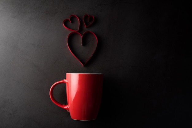 Taza roja con corazón, concepto de día de san valentín.