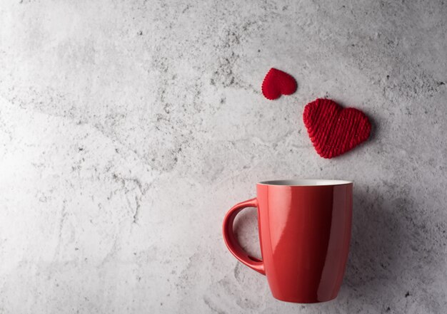 Taza roja con corazón, concepto de día de san valentín.