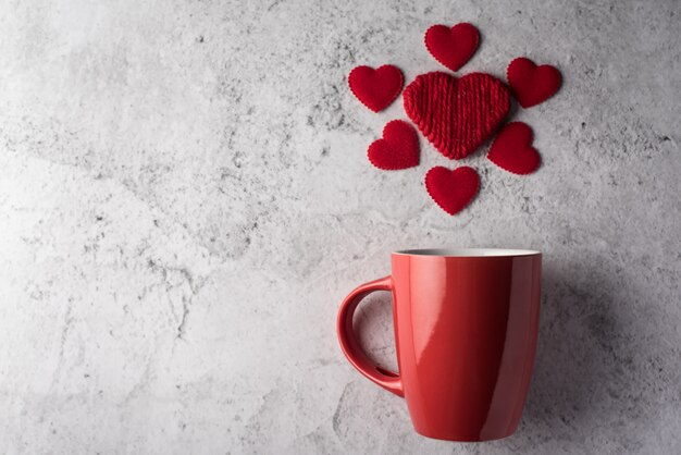 Taza roja con corazón, concepto de día de san valentín.