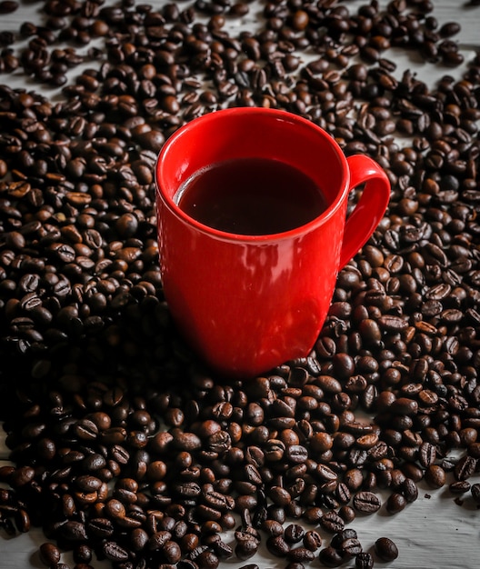 taza roja con granos de café