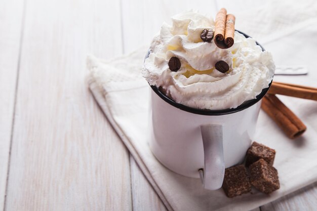 Taza con sabroso postre