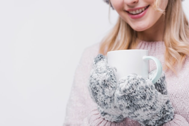 Taza sonriente joven de la explotación agrícola de la mujer