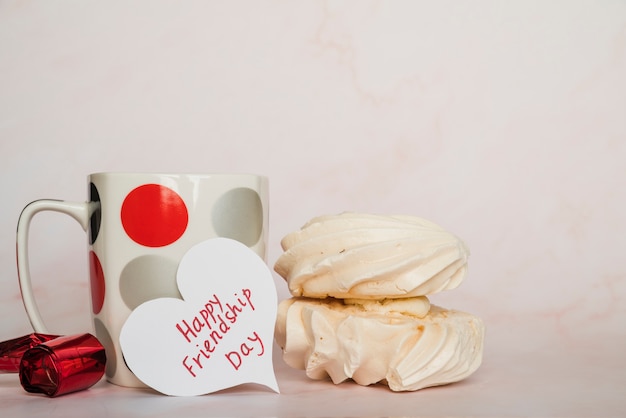 Foto gratuita taza y tarjeta de san valentín con inscripción y dulces.