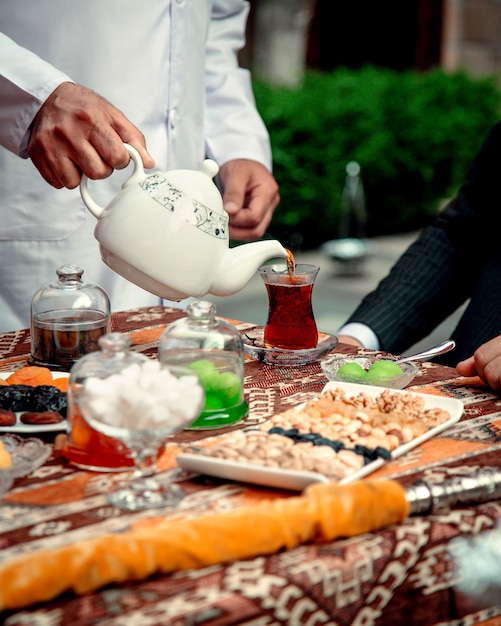 Taza de té aromático con mermelada