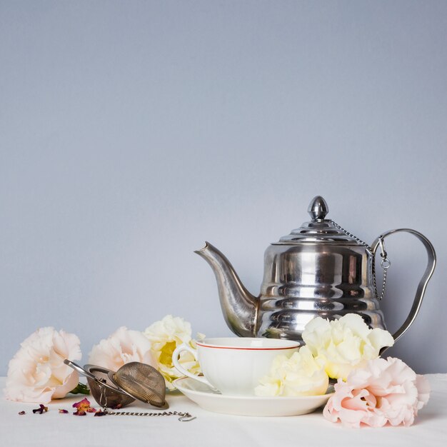 Taza de té con arreglo floral