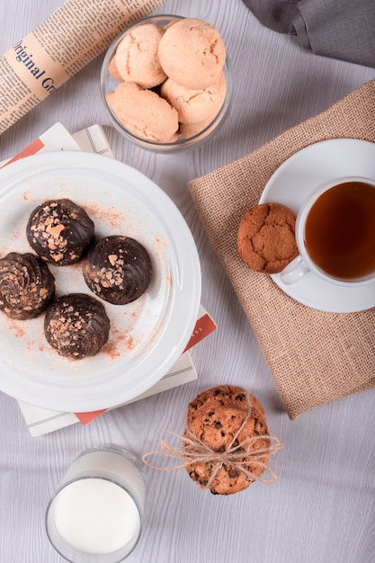 Taza de té y bocadillos dulces sobre la mesa