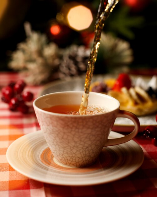 Taza de té caliente fragante sobre la mesa