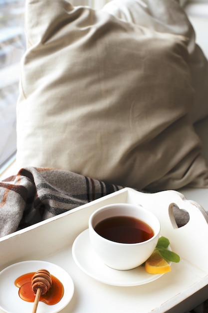 Taza de té en la cama