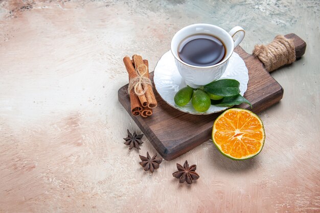 taza de té con canela y limón sobre piso claro