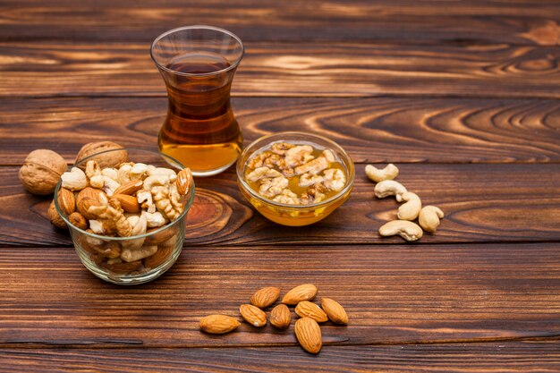 Taza de té cerca de conjunto de nueces en platillos