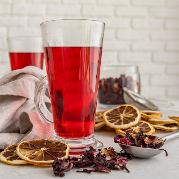 Foto gratuita taza con té de cítricos