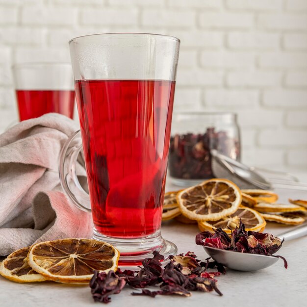 Taza con té de cítricos