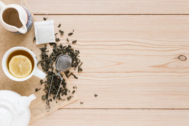 Taza de té con colador y espacio de copia