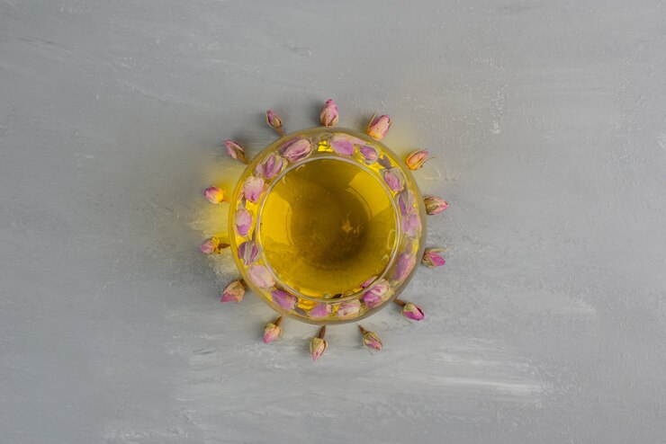 Foto gratuito taza de té de cristal sobre la mesa gris.