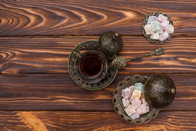 Taza de té con delicias turcas en la mesa