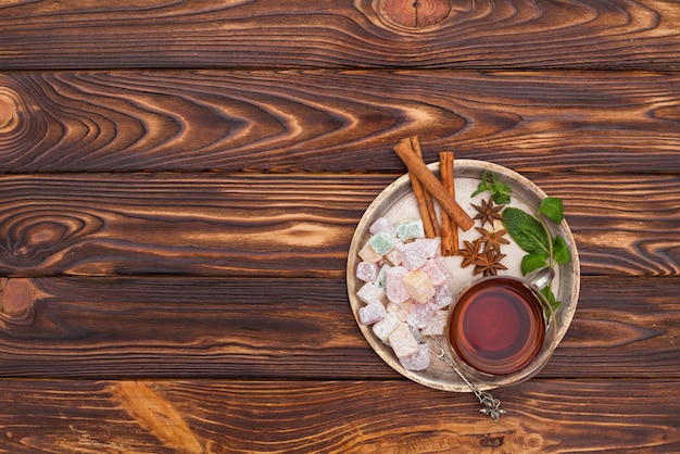 Taza de té con delicias turcas en placa