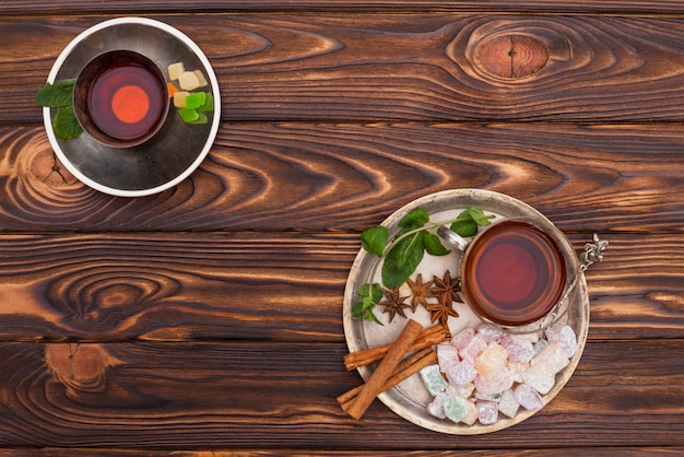 Taza de té con delicias turcas en plato grande