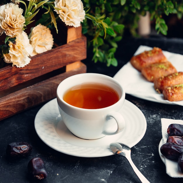 Foto gratuita taza de té con delicias