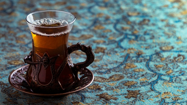 Taza de té delicioso en placa