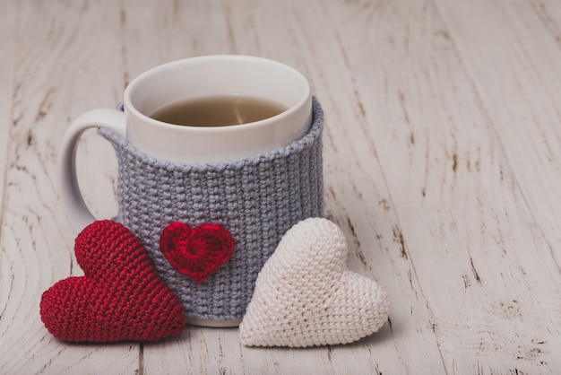 Taza de té con dos corazones de peluche