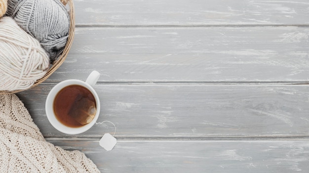 Taza de té e hilo superior vire con espacio de copia