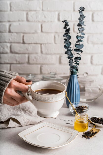 Taza con té en el escritorio