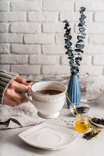 Taza con té en el escritorio