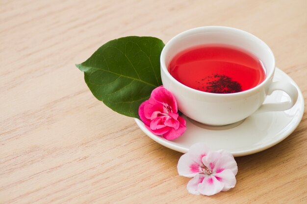 Taza de té con flores