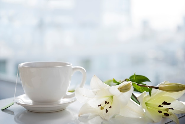 Taza de té con flores