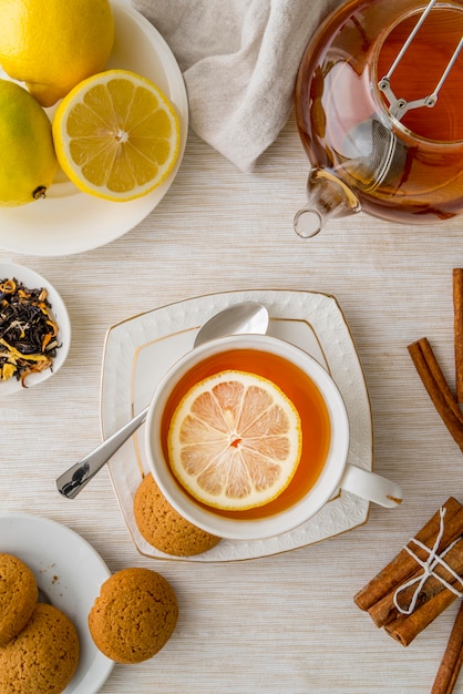 Taza de té fresco con limón