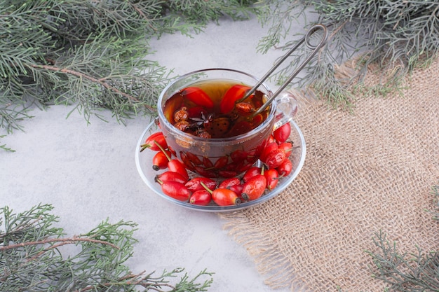 Foto gratuita taza de té con fresco sobre mesa de mármol.