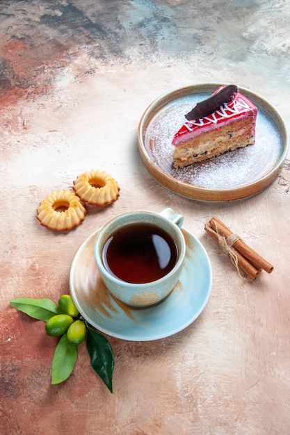 una taza de té frutas cítricas una taza de té plato de pastel galletas canela