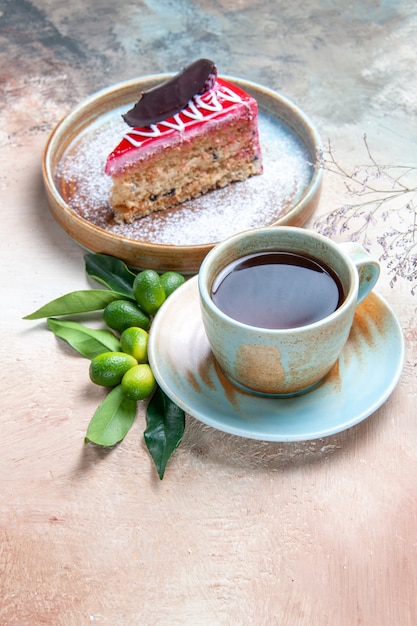 una taza de té frutas cítricas una taza de té plato de pastel