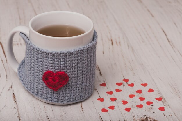 Taza de té con una funda con un corazón