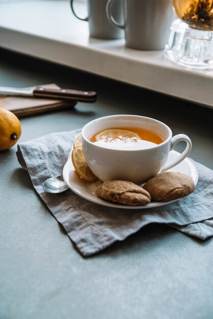 Taza de té y galletas alta vista