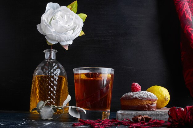 Una taza de té con galletas de cacao y limón.