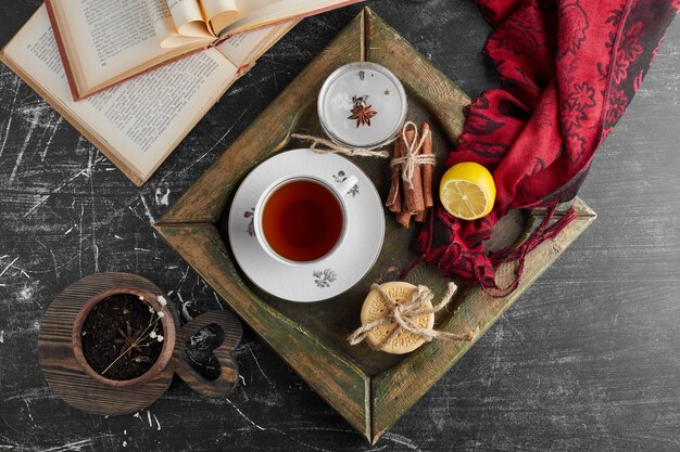 Una taza de té con galletas y especias.