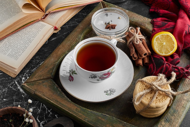 Una taza de té con galletas.