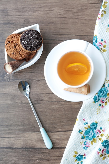 Foto gratuita una taza de té con galletas