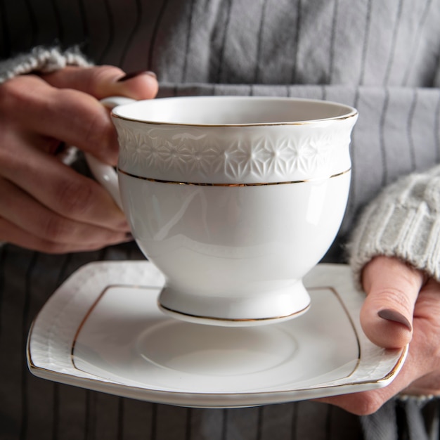 Taza con té de hierbas en el escritorio