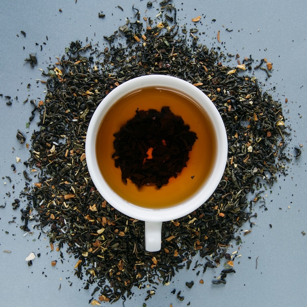 Foto gratuita taza de té de hierbas con hierba de té seca