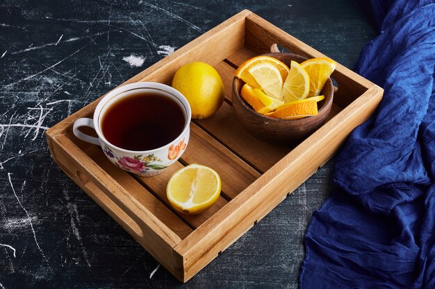 Una taza de té de hierbas con limón.