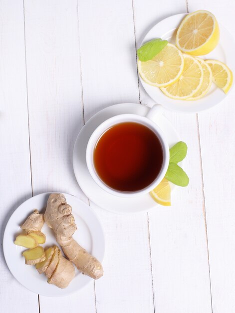 Taza de té con ingredientes