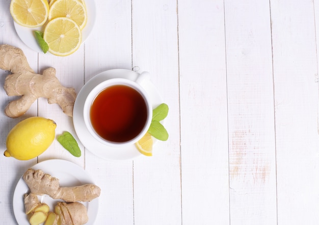 Taza de té con ingredientes