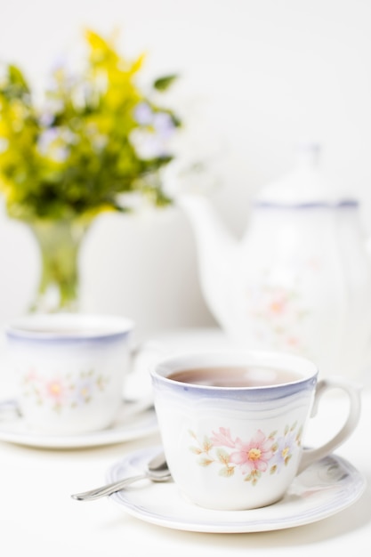 Taza de té y juego de té en la mesa