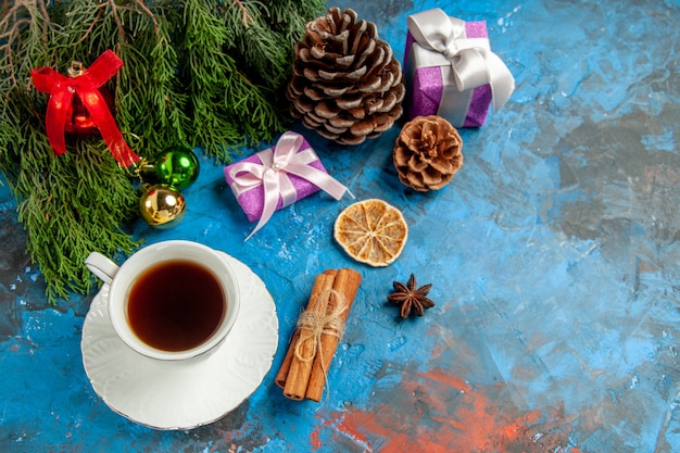 Taza de té con juguetes de vista superior