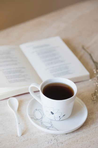 Taza de té con libro